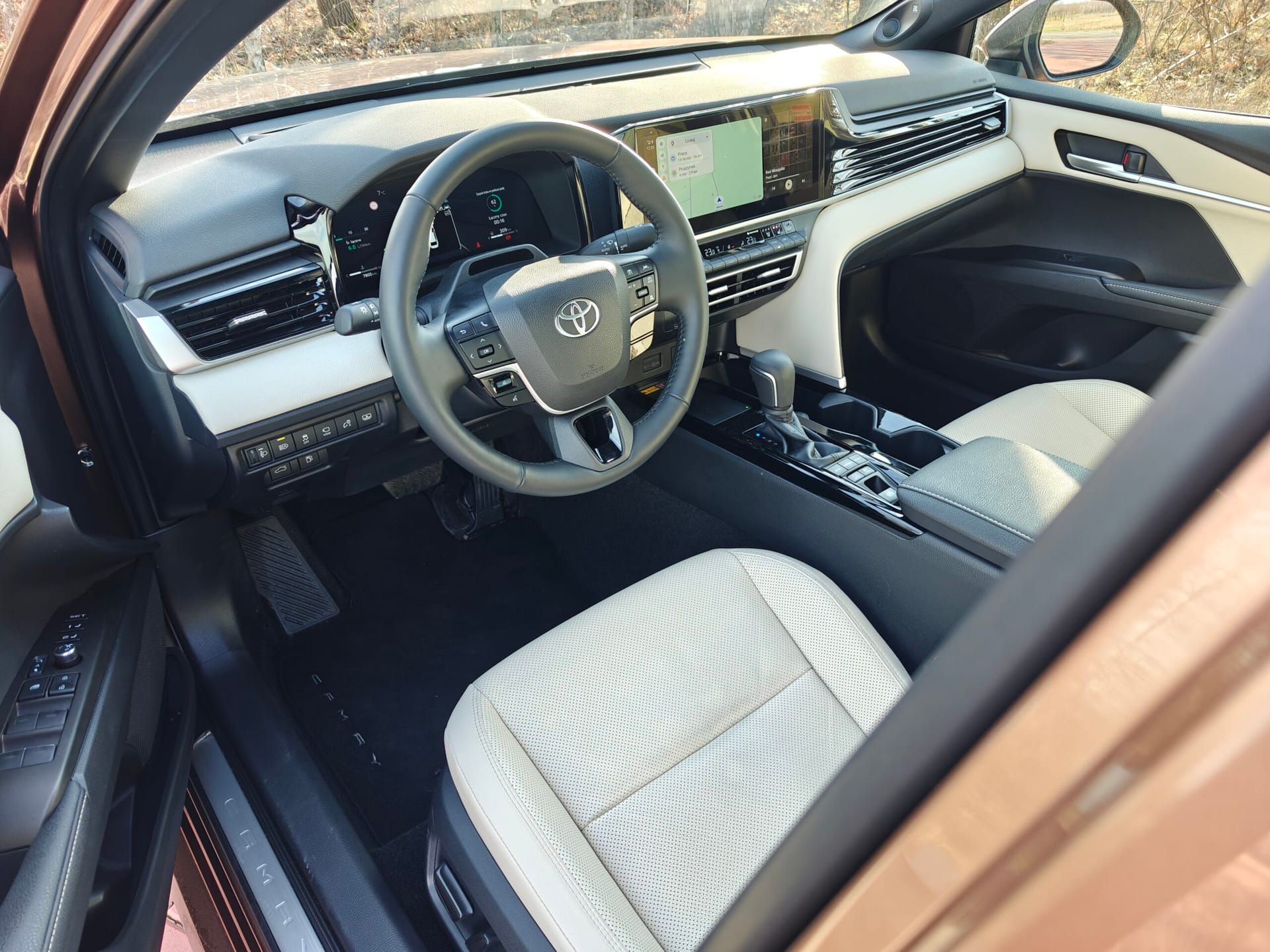 2025 Toyota Camry Hybrid - kokpit