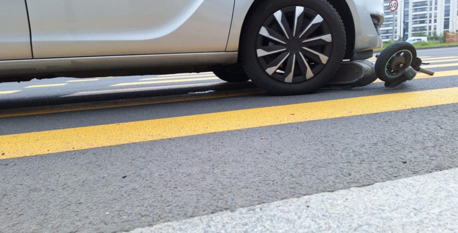 wypadek auto hulajnoga
