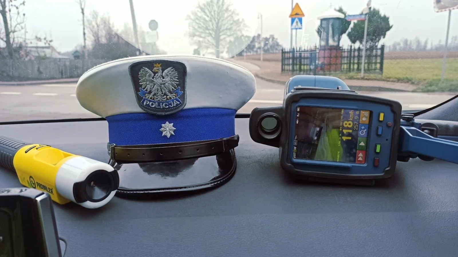 pomiar prędkości miernik laserowy czapka policjanta tester trzeźwości alkomat