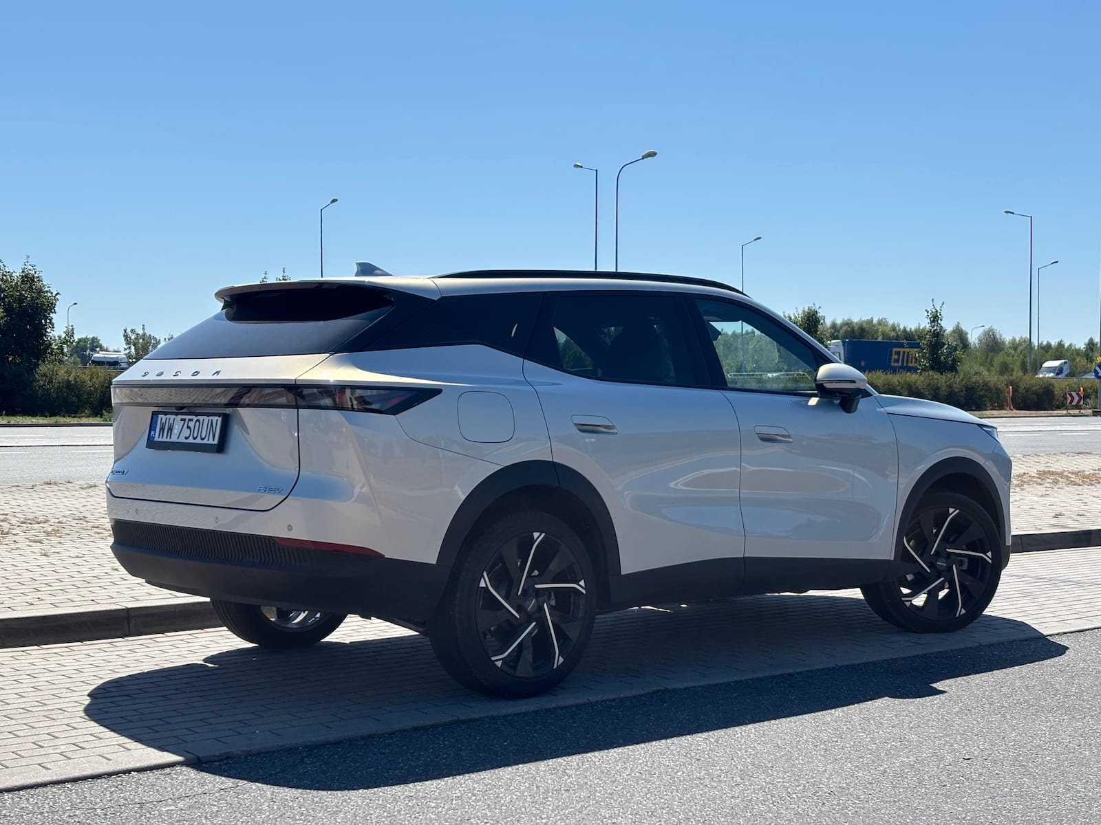 Omoda 7 na autostradowym parkingu