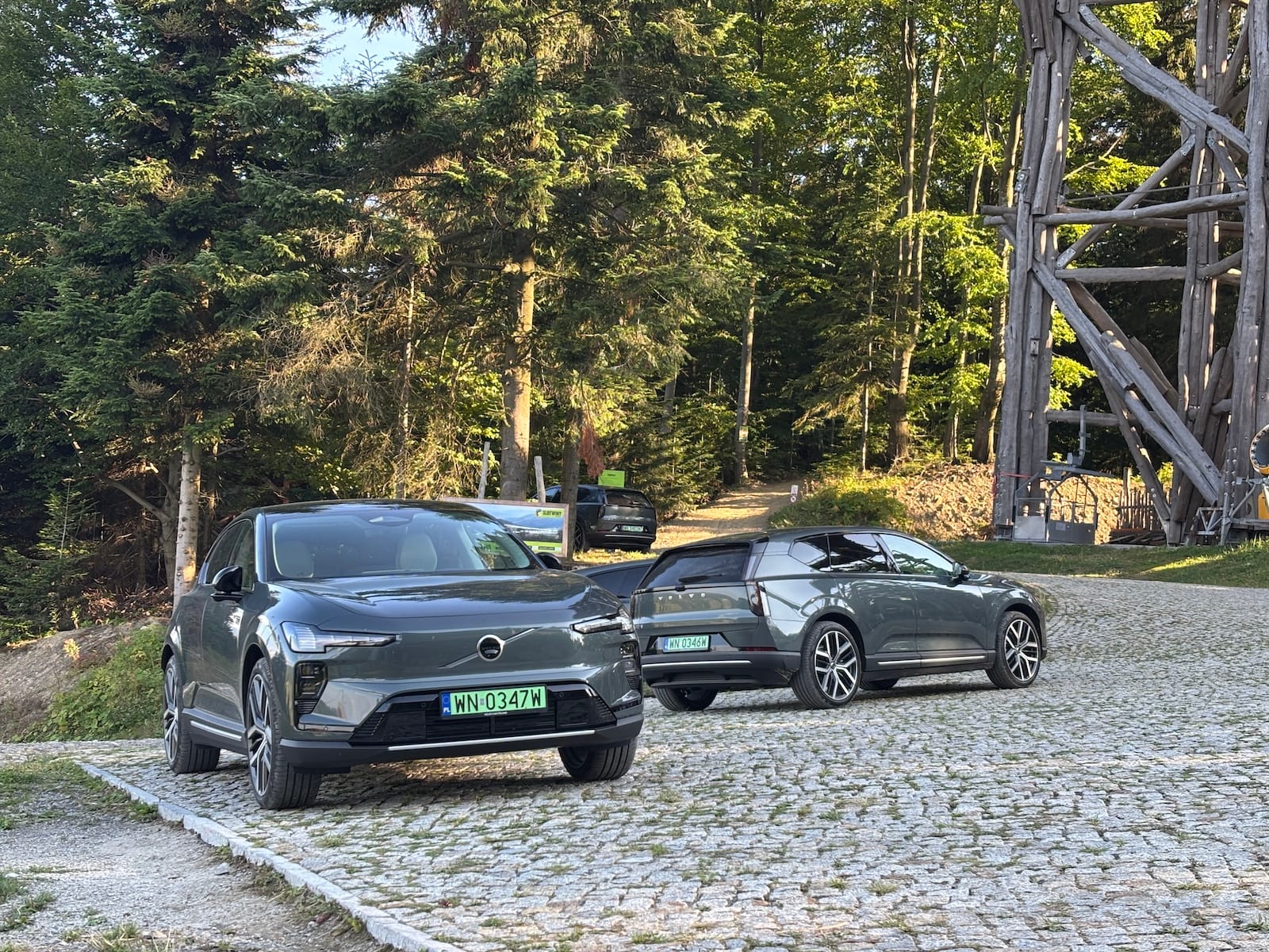 Volvo EX60 w górach, widać 4 egzemplarze zaparkowane blisko siebie