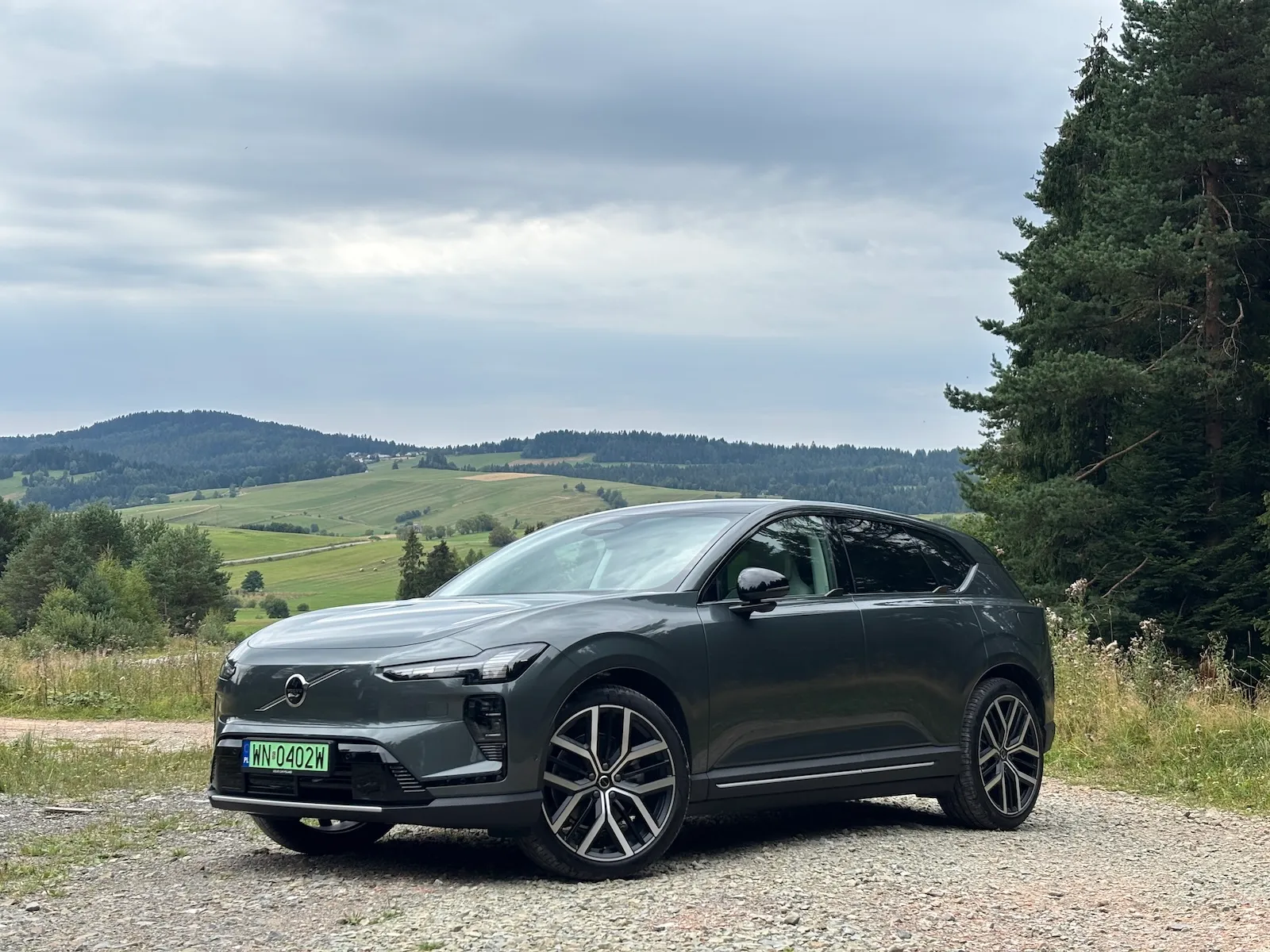 Volvo EX60 w górach, widać przód i bok samochodu