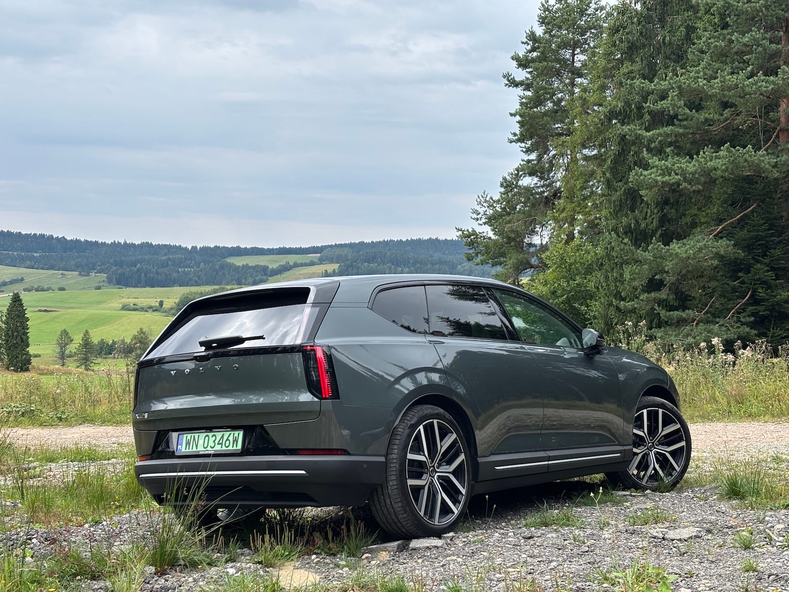 Volvo EX60 w górach, widać tył samochodu