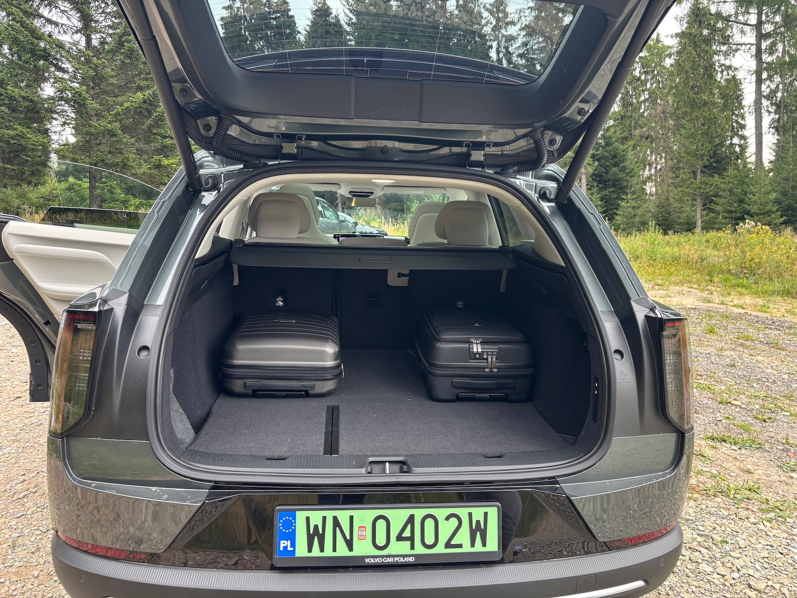 Volvo EX60 walizki w bagażniku