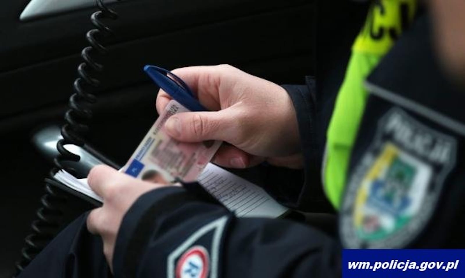 policja kontrola policjant sprawdza prawo jazdy