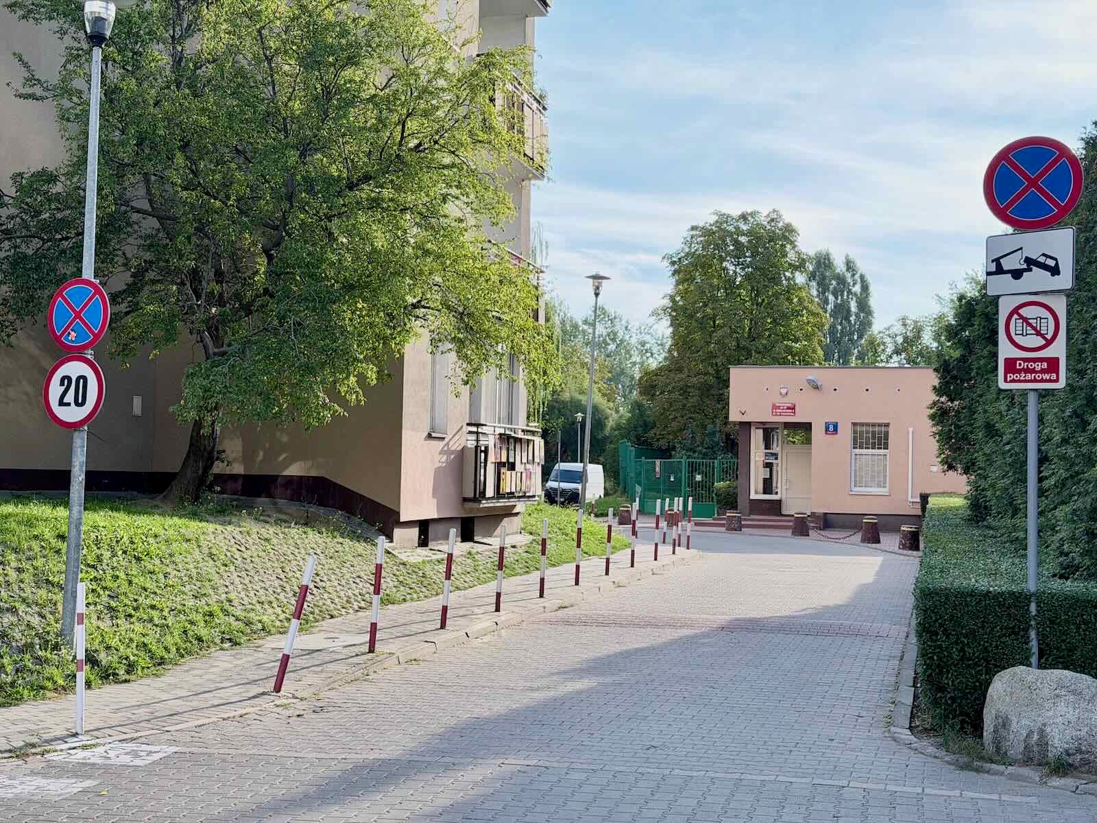 zakaz zatrzymywania, możliwość odholowania pojazdu i ograniczenie prędkości do 20 km/h w okolicy szkoły