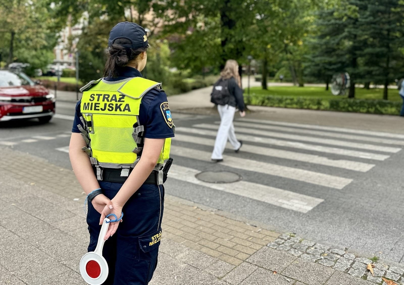straż miejska pilnuje przejścia dla pieszych