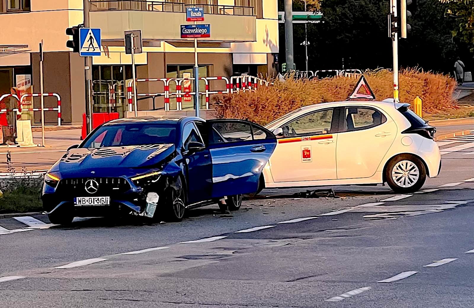zderzenie dwóch pojazdów mercedes toyota na skrzyżowaniu
