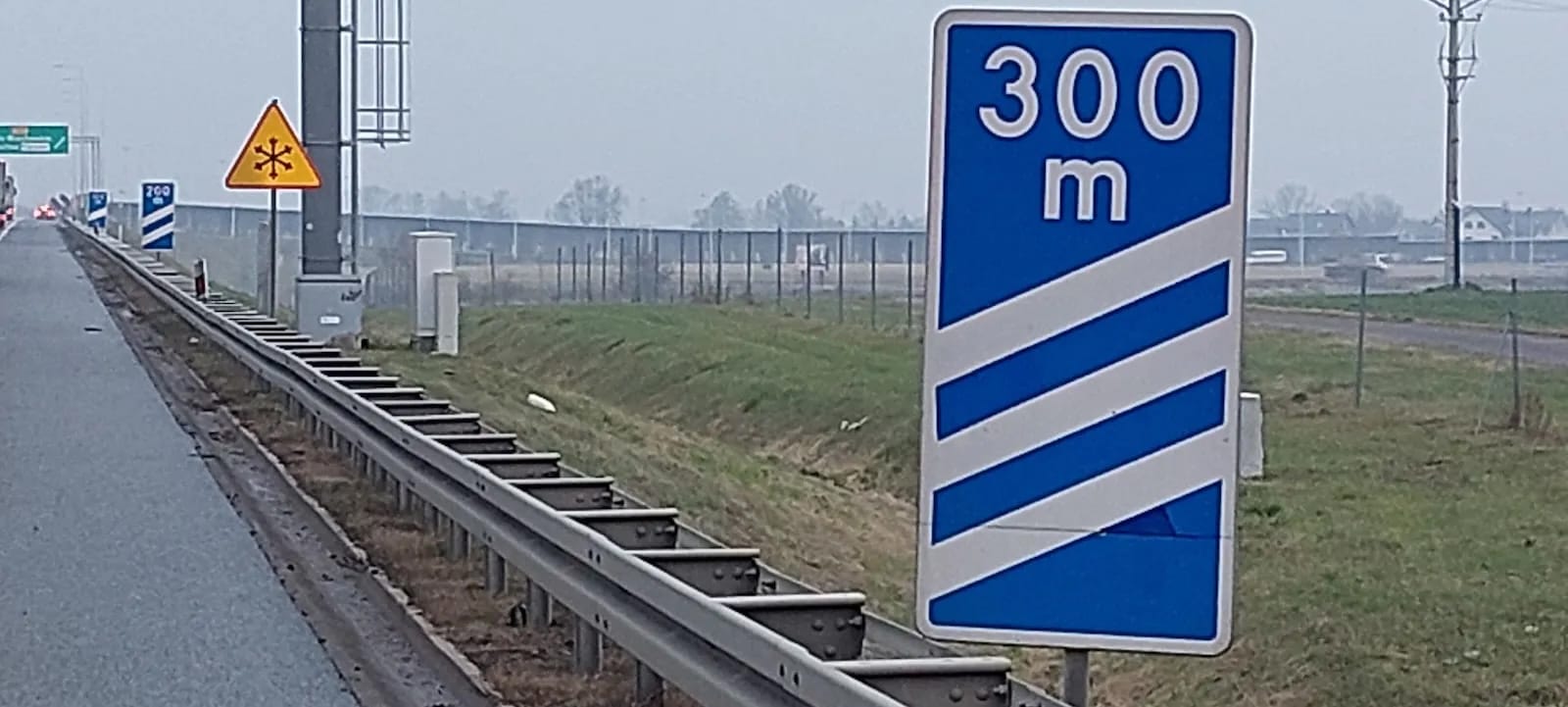 znak słupek na autostradzie 300 m do zjazdu