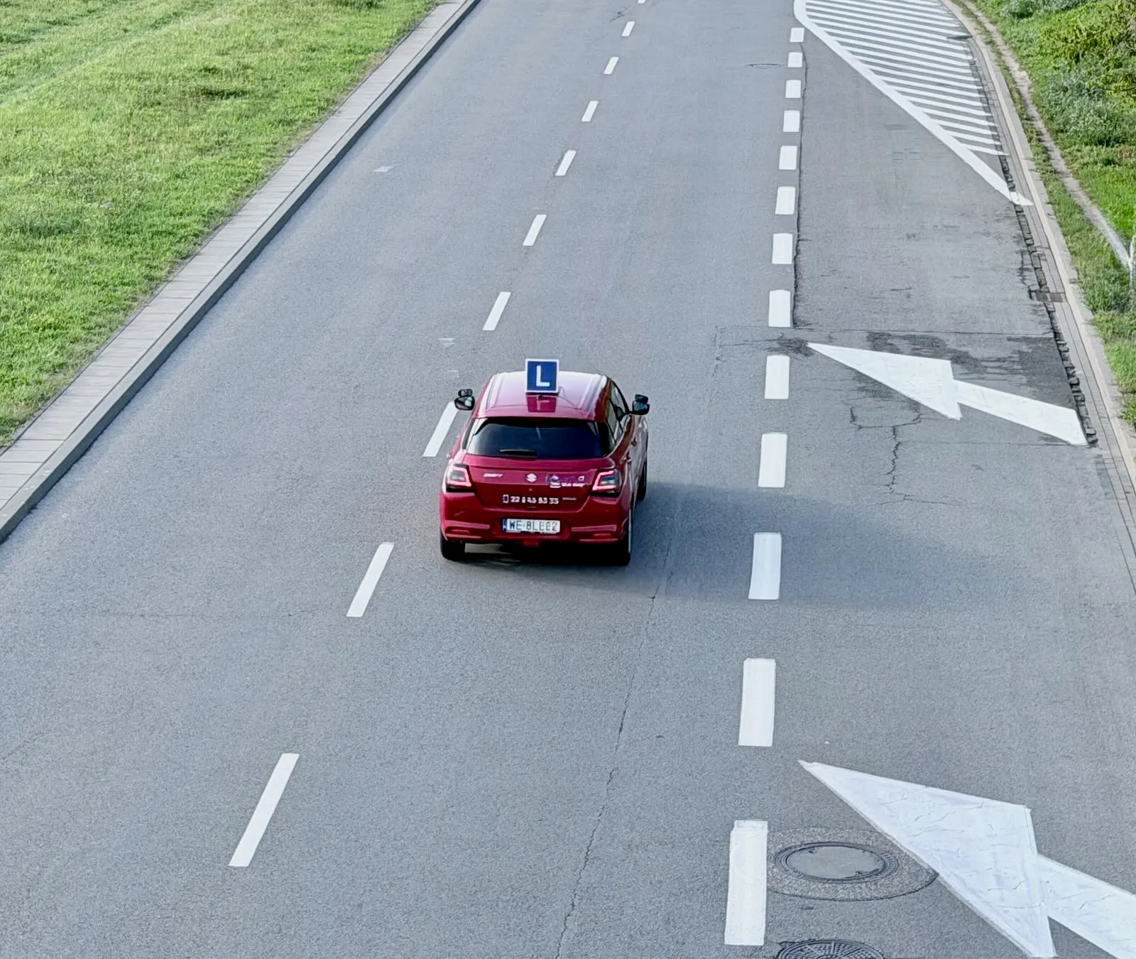 znaki poziome na drodze i auto nauki jazdy