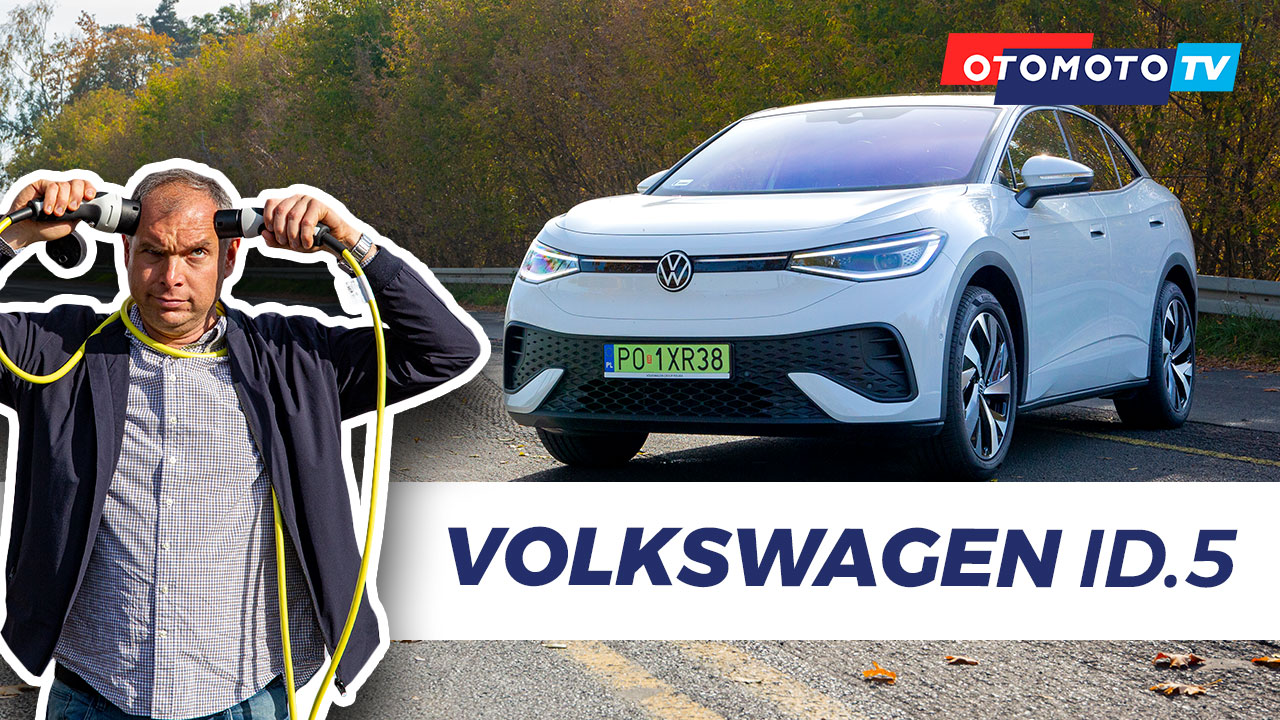 Mężczyzna z kablem przy białym Volkswagenie ID.5; w prawym rogu logo OTOMOTO TV.