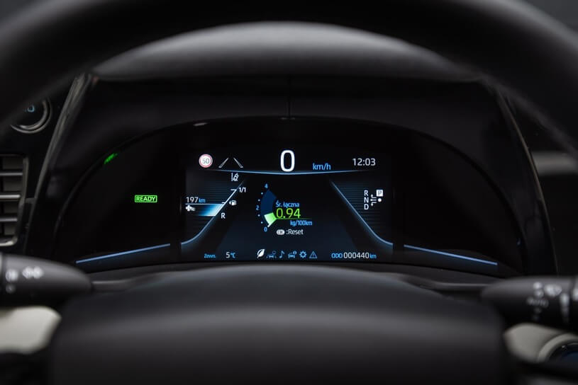 Cyfrowy wyświetlacz Toyoty Mirai: prędkość, stan akumulatora, bieg, zasięg i kierownica.