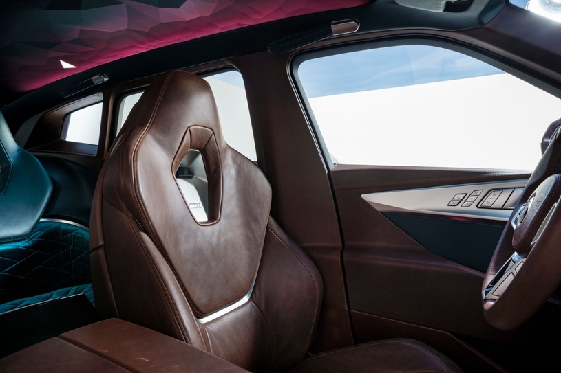 Brązowe, skórzane wnętrze BMW XM z nowoczesnym fotelem i geometrycznymi detalami.