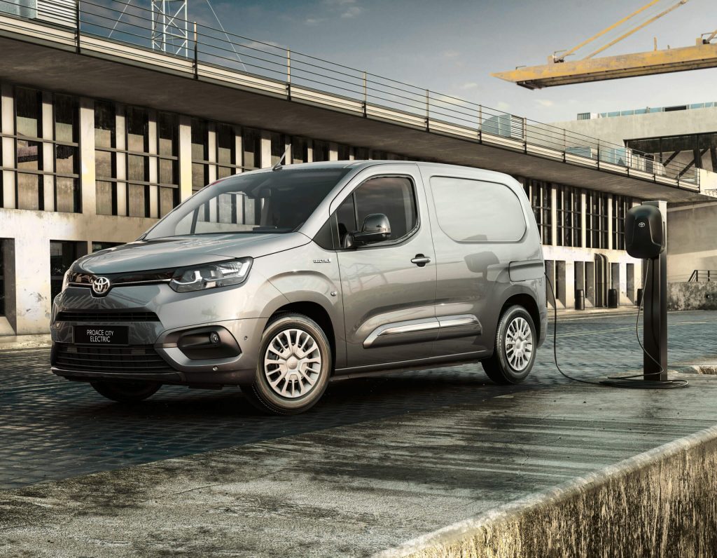 toyota proace zaparkowana industrial