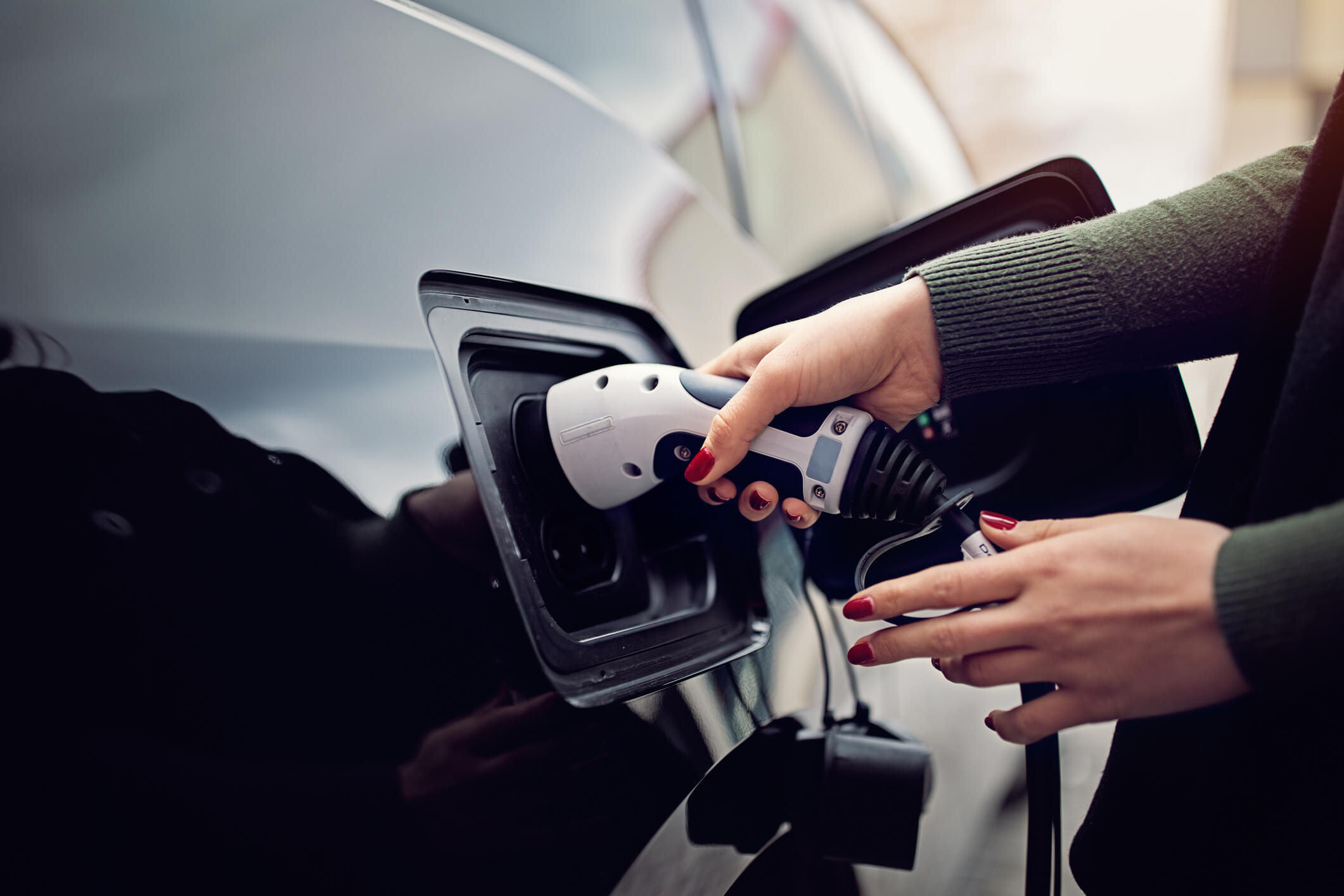 Samochód elektryczny podczas ładowania