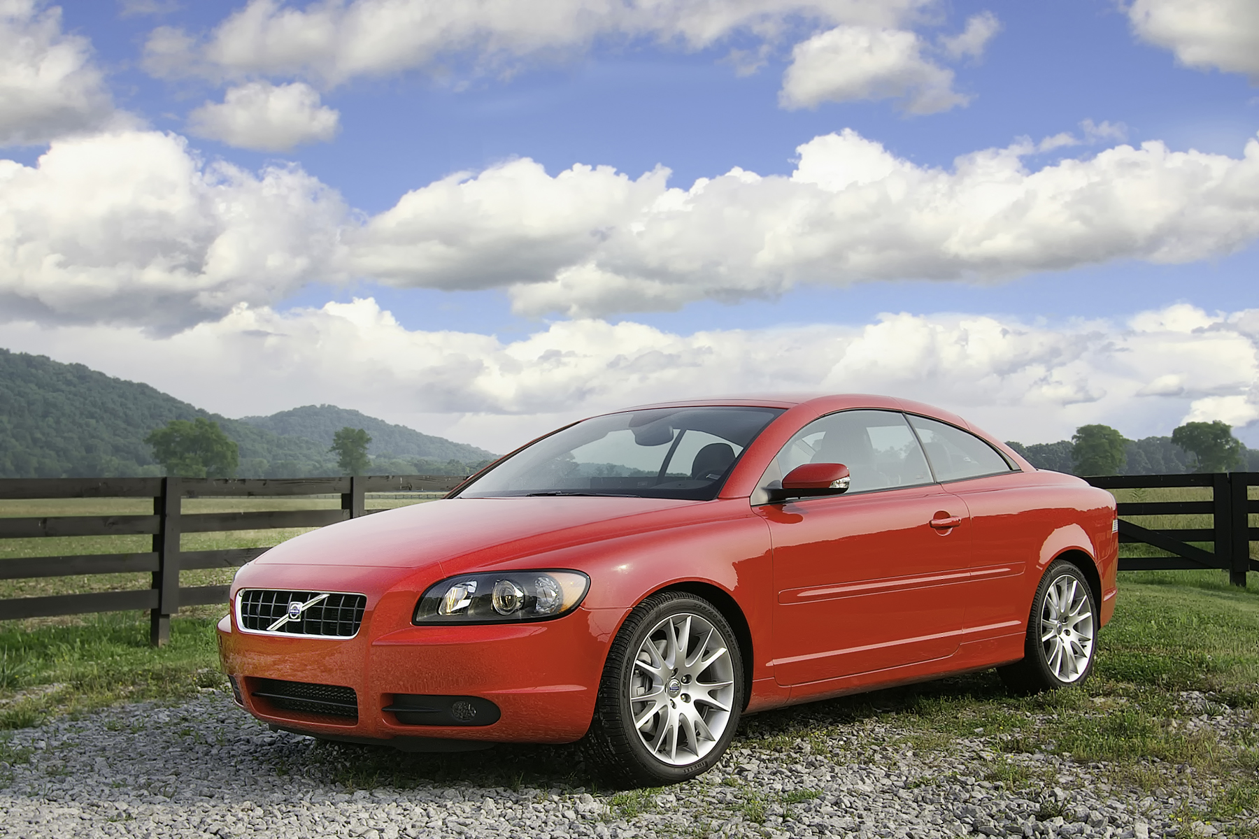 Czerwone Volvo C70 D5