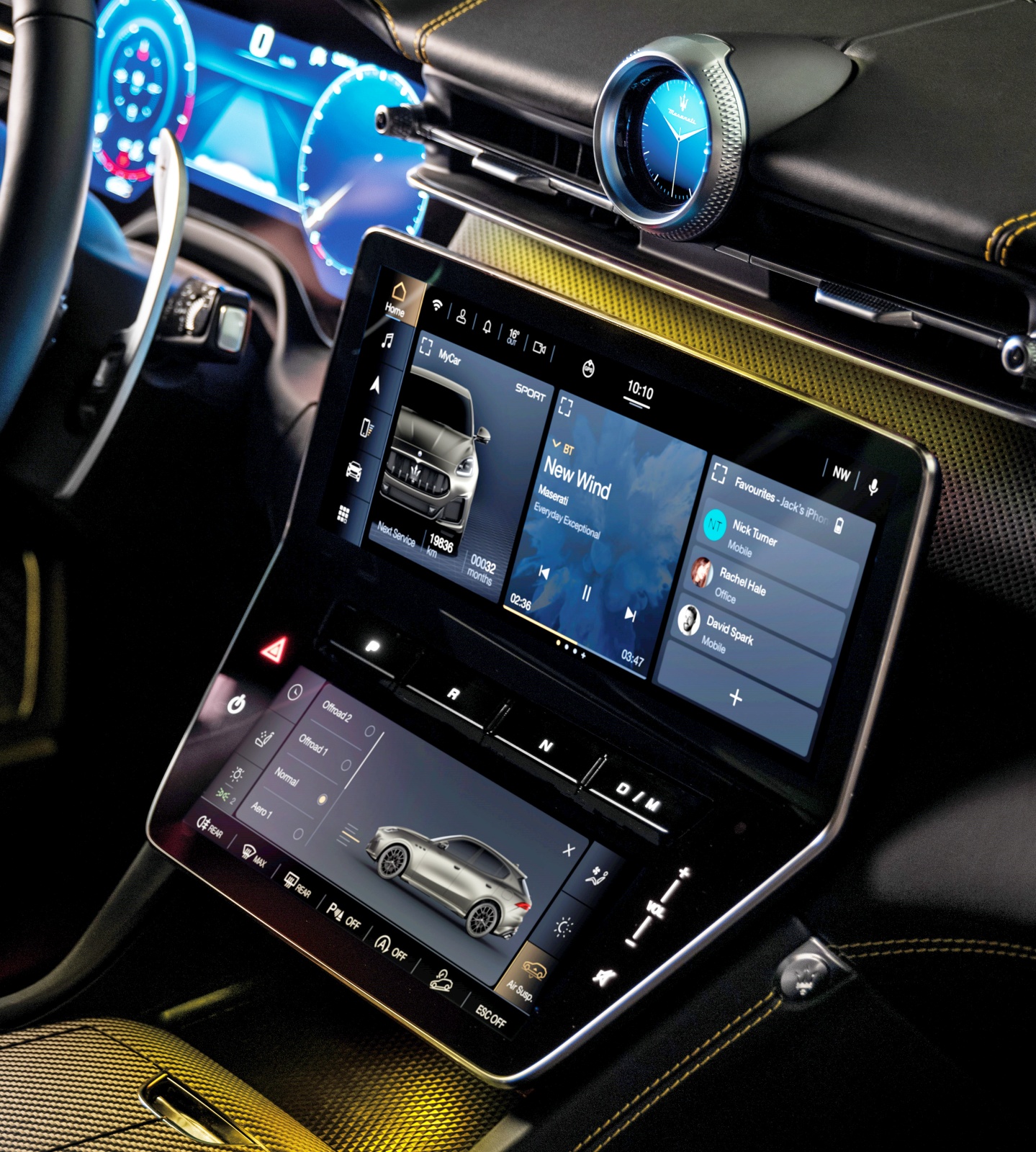 Kokpit Maserati Grecale z dużym ekranem dotykowym, cyfrowymi zegarami i analogowym zegarem umieszczonym nad nimi.