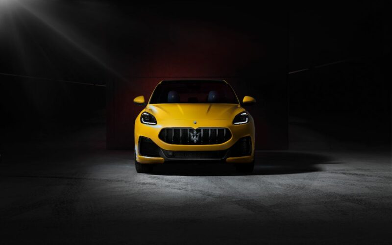 Żółte Maserati Grecale stoi przodem w słabo oświetlonym miejscu, oświetlone delikatnym światłem padającym z góry.