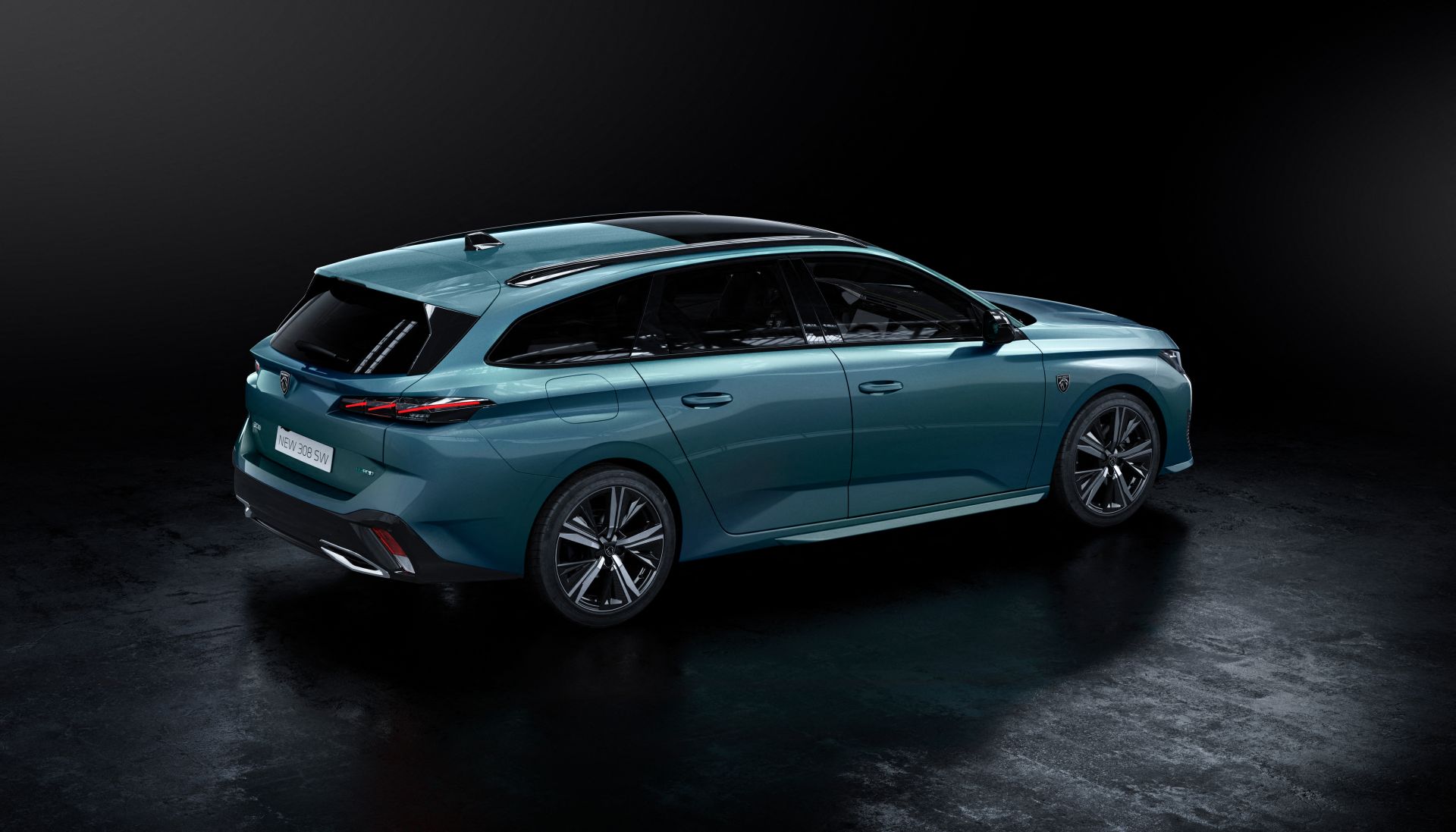 Turkusowy Peugeot 308 SW kombi stoi na ciemnej, błyszczącej powierzchni – widok z tyłu.