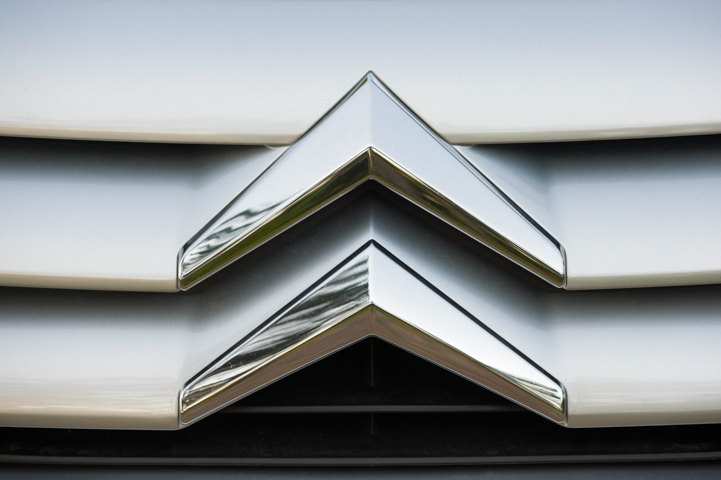 Srebrne logo Citroëna z dwoma szewronami na srebrnej kratce, model XSARA Picasso.