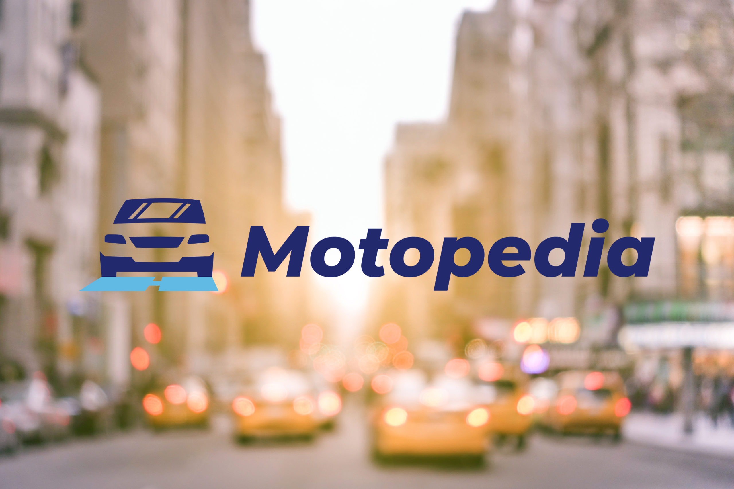 Logo Motopedii z ikoną samochodu na tle zamazanej panoramy miasta o zachodzie słońca.