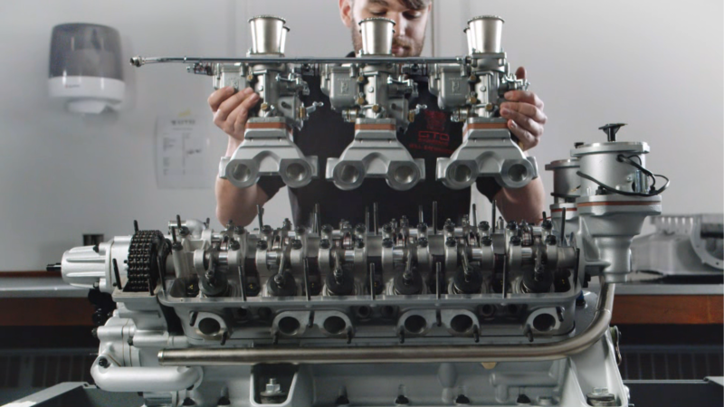 Silnik V12
