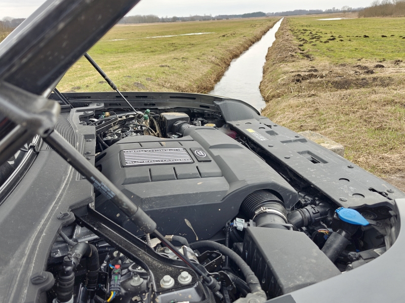 Land Rover Defender 130 V8 - silnik