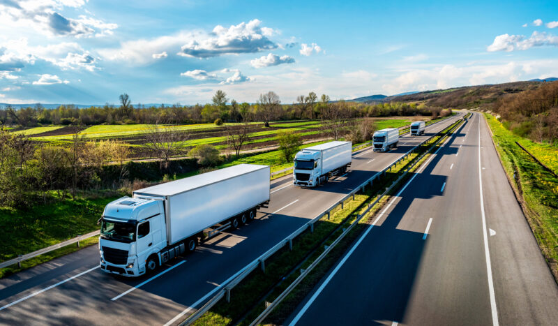 autostrada auta ciężarowe kolumna
