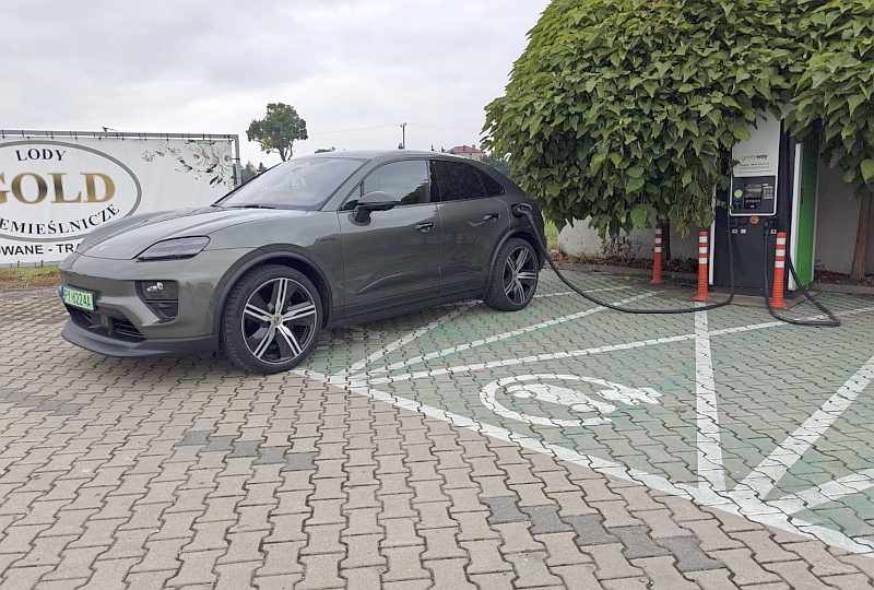 2024 nowe Porsche Macan 4S EV - ładowanie