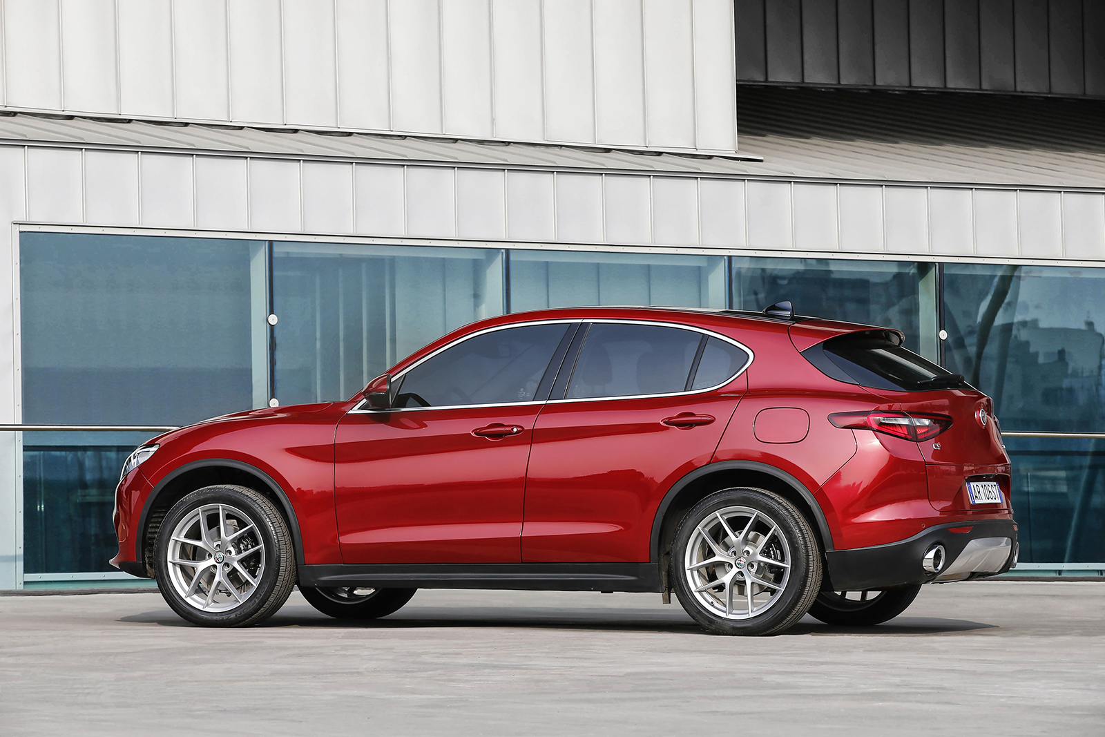 Alfa Romeo Stelvio bok