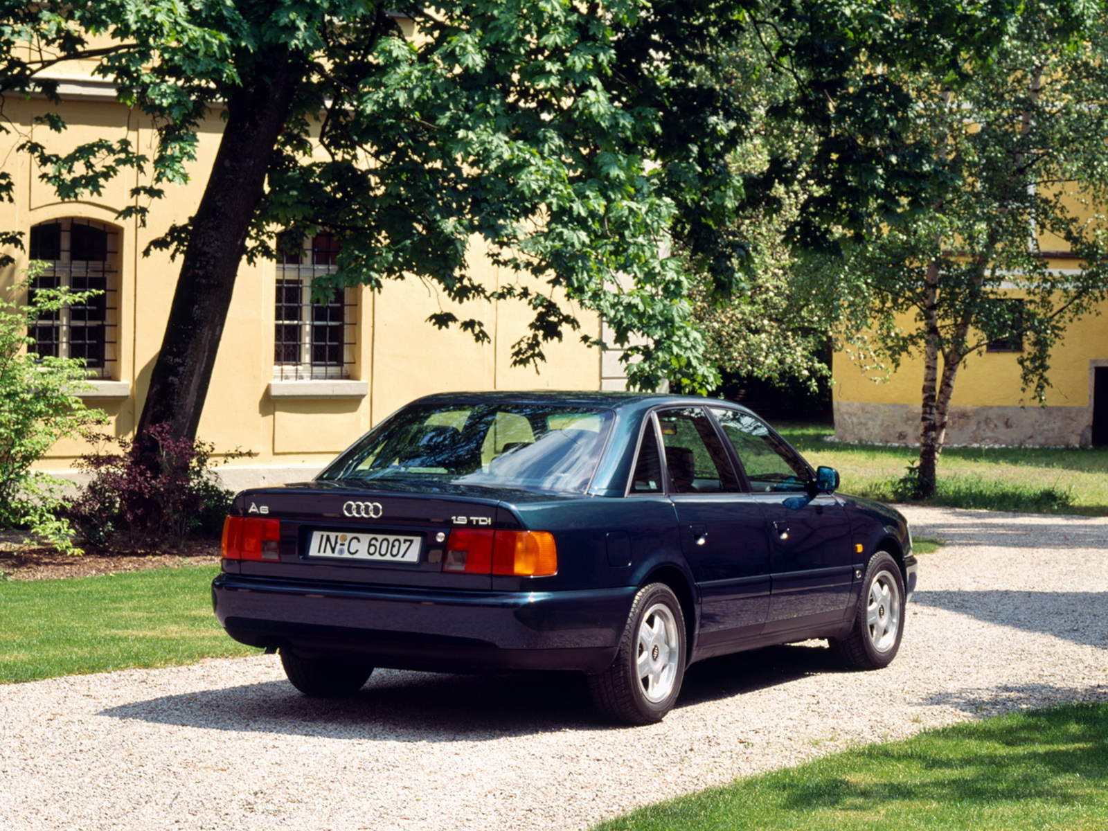 Audi A6 C4 tył sedan