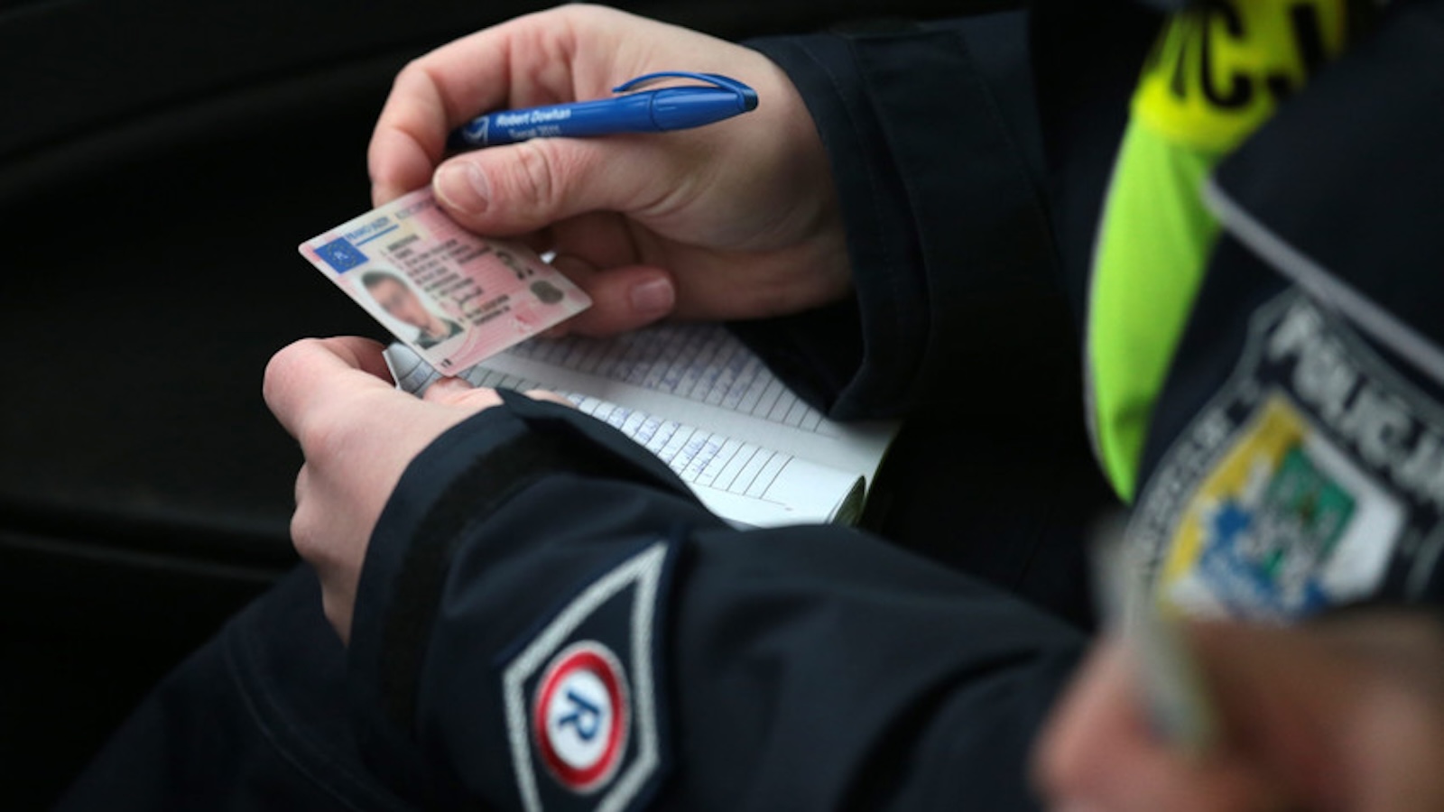 prawo jazdy policjant