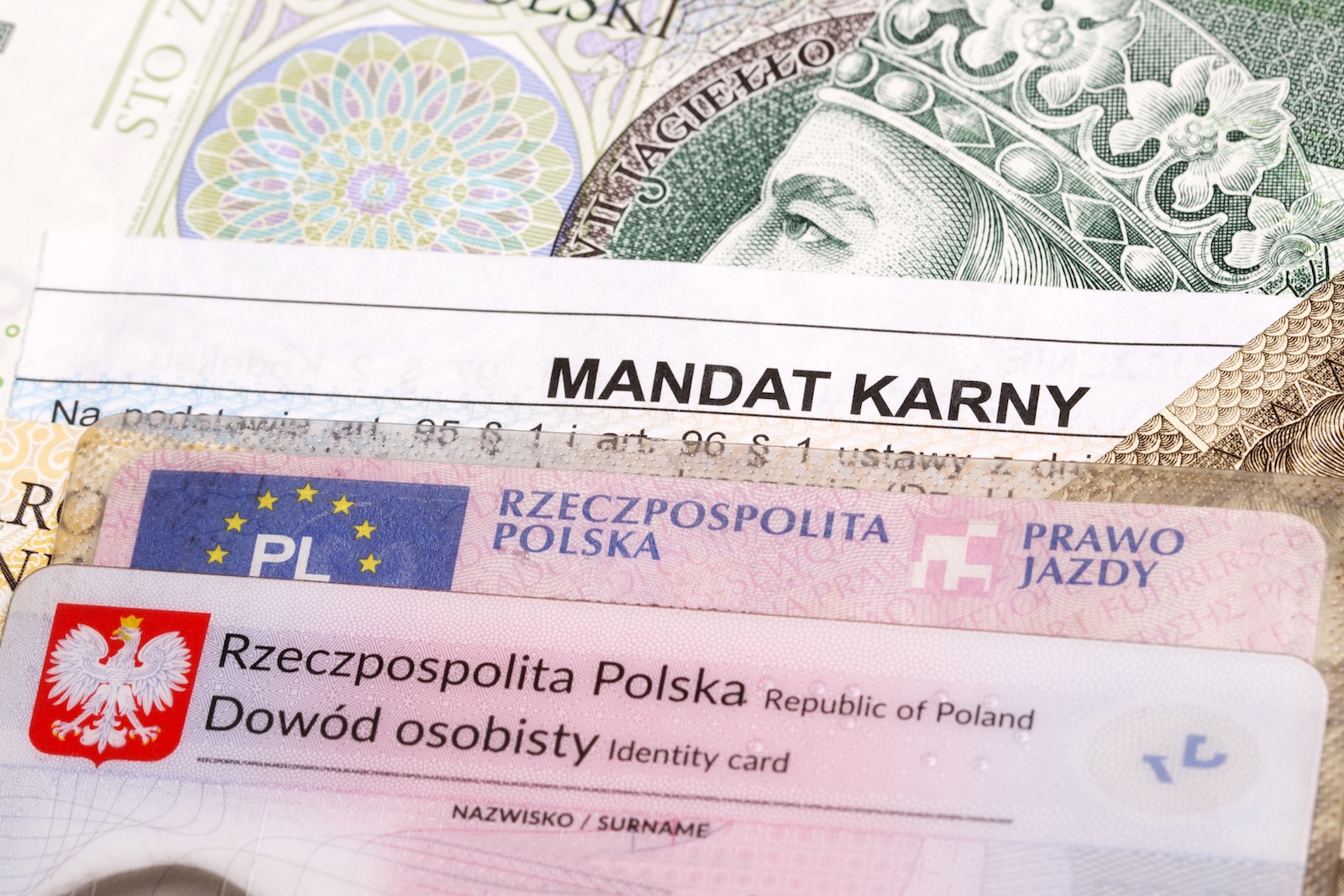 mandat dokumenty prawo jazdy dowód osobisty banknoty kara
