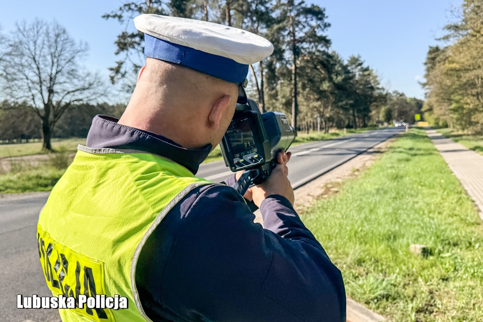 laser miernik policjant
