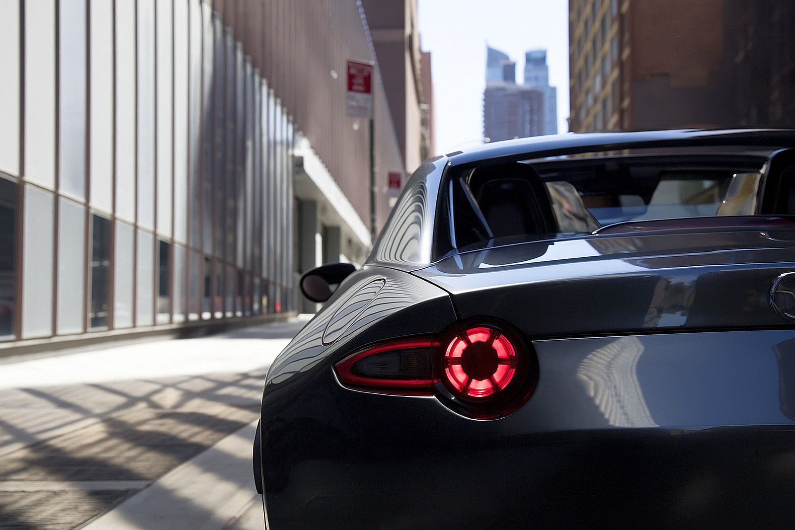 Sprzedaż kabrioletów - Mazda MX-5