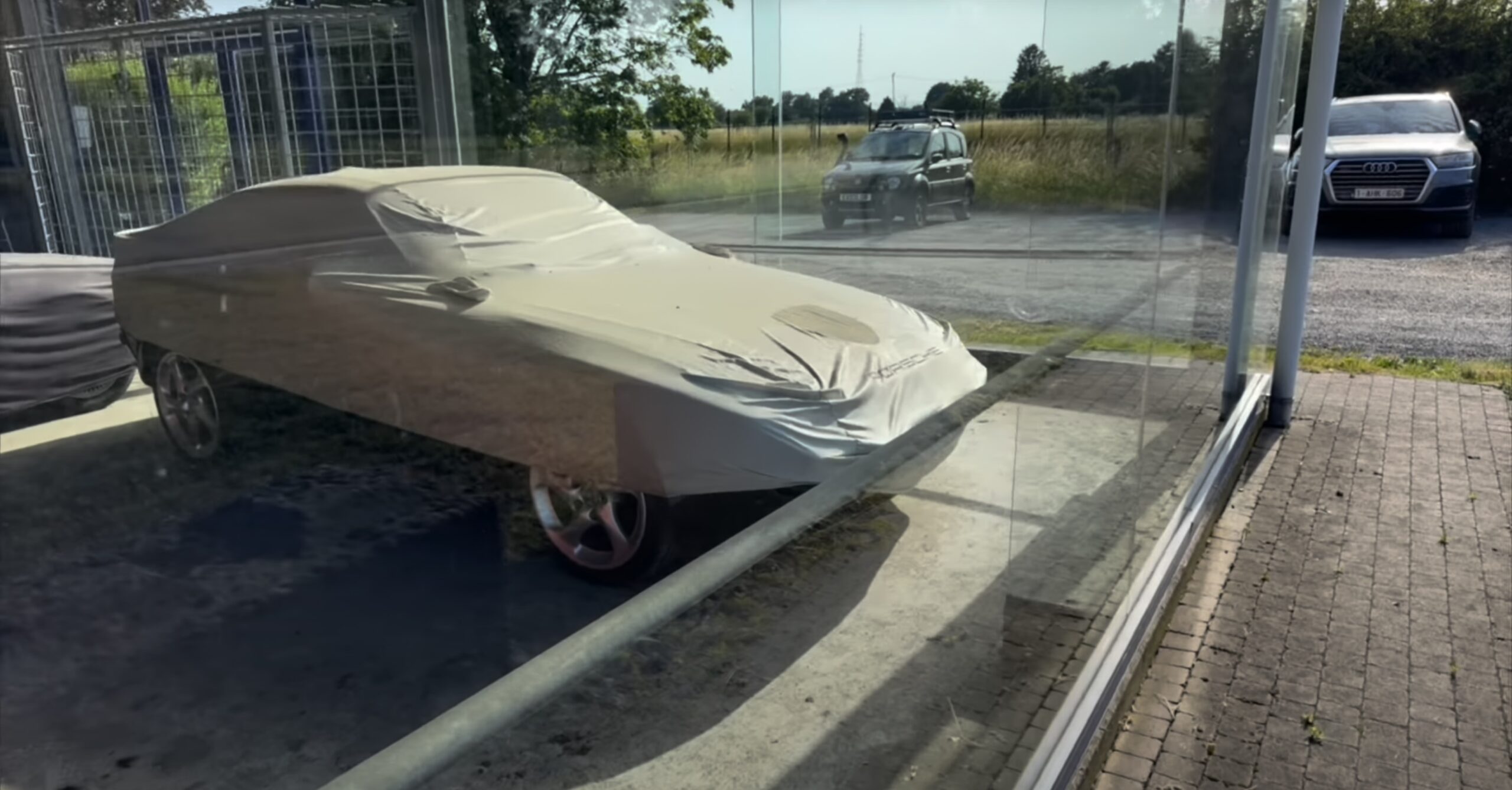 Opuszczony salon, Belgia, klasyczne Porsche