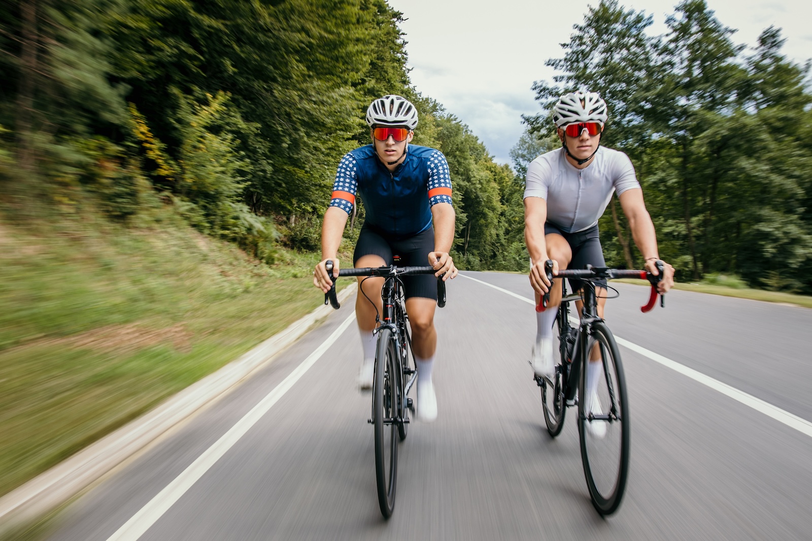 dwóch rowerzystów obok siebie