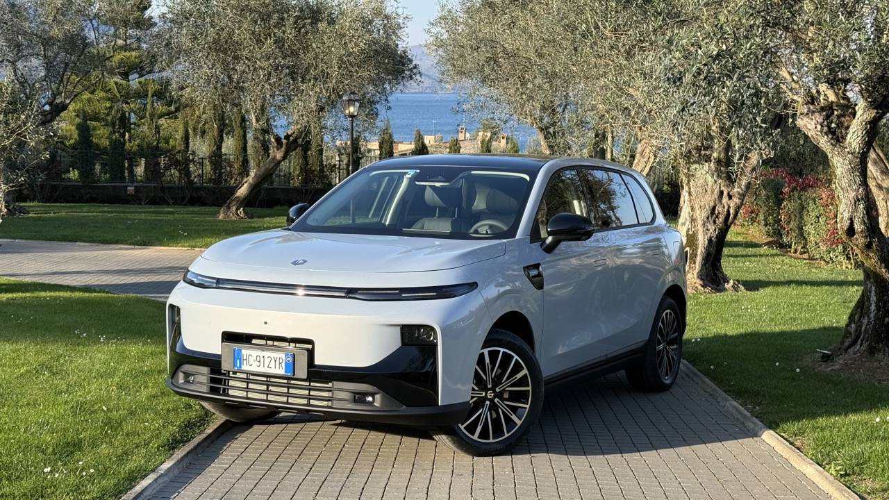 leapmotor b10 hybrid ev