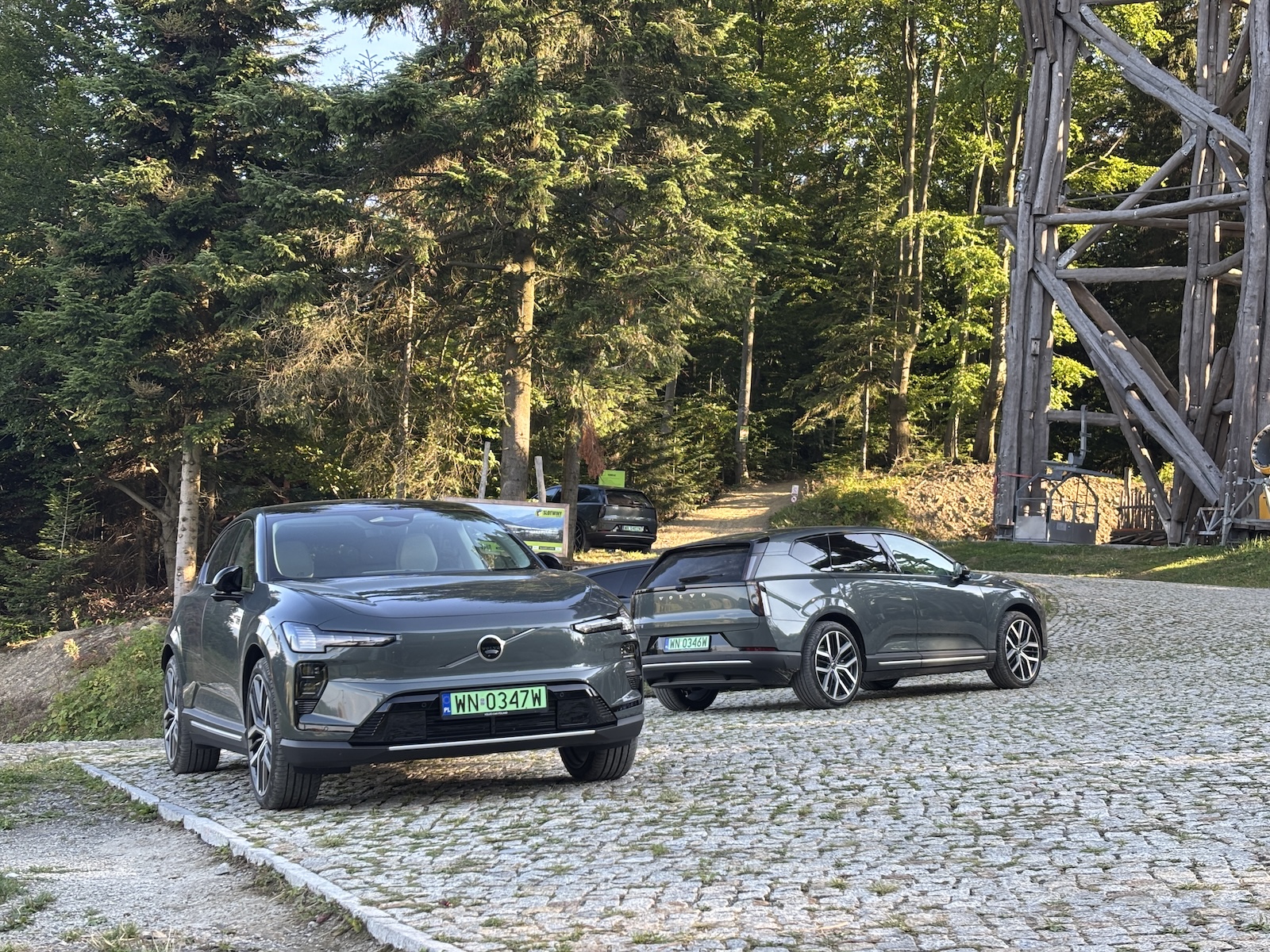 Volvo EX60 w górach, widać 4 egzemplarze zaparkowane blisko siebie