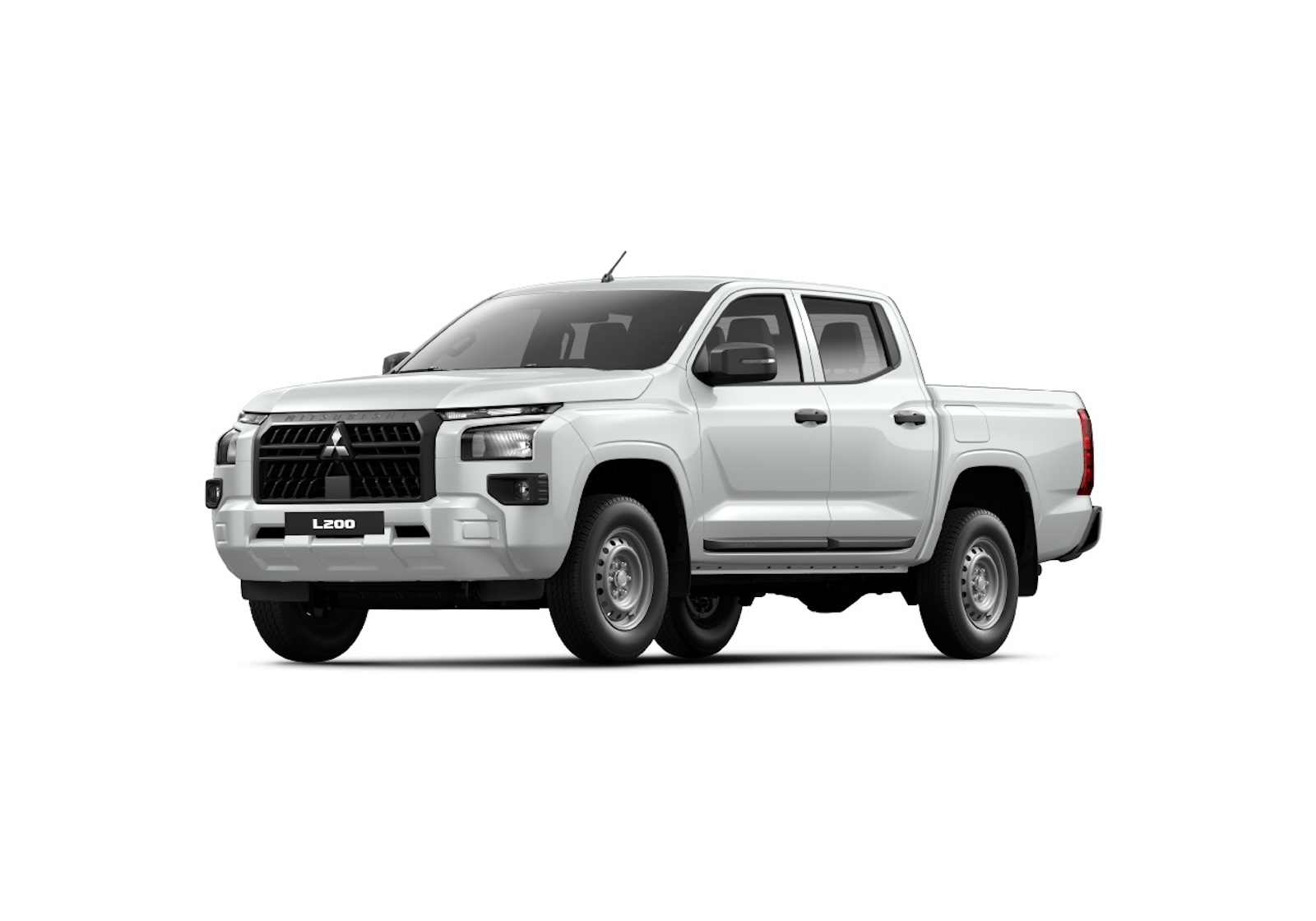 Biały pickup Mitsubishi L200 z podwójną kabiną, widok z przodu z lewej strony na białym tle.
