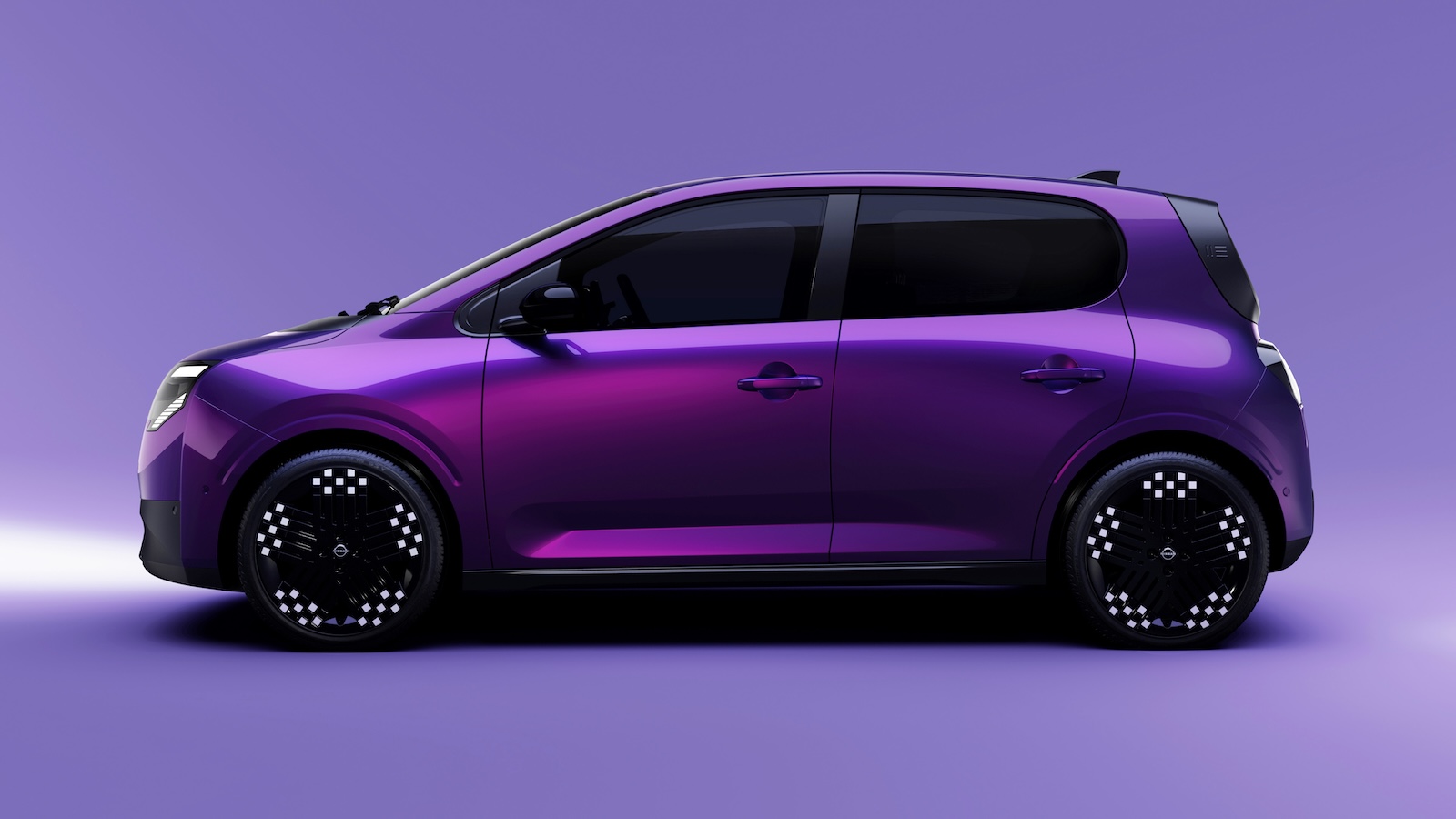 Fioletowy hatchback marki Nissan z czarnymi felgami na fioletowym tle, widok z boku.