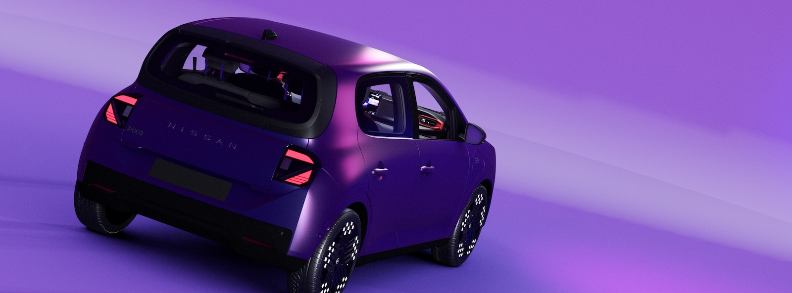 Fioletowy elektryczny Nissan typu hatchback, widziany od tyłu na fioletowym tle; świecą się tylne światła.