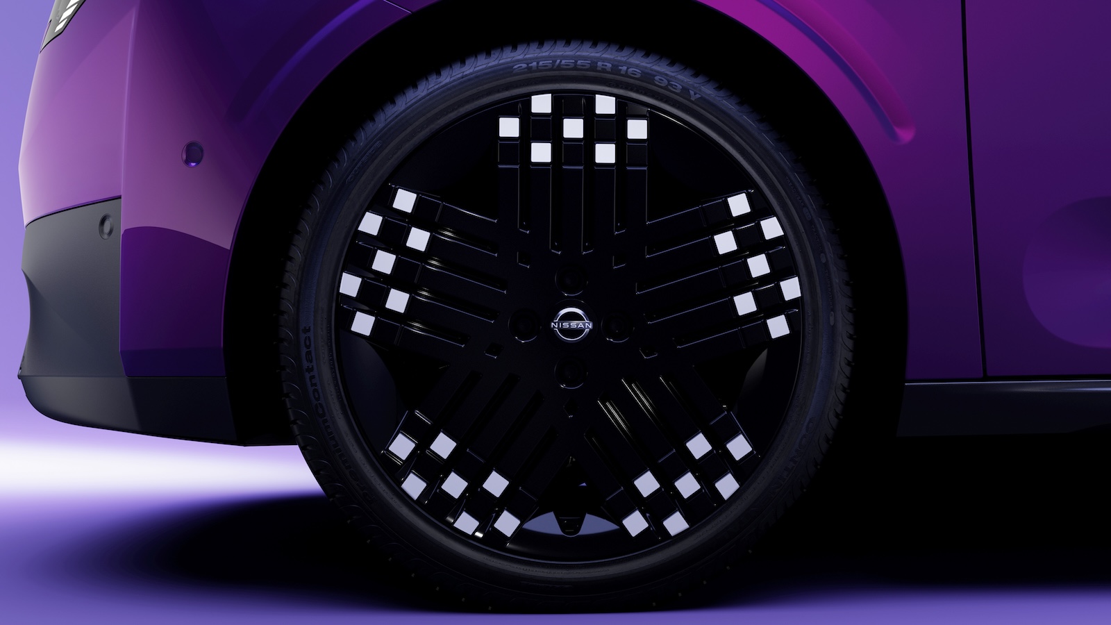 Fioletowe koło marki Nissan z czarną felgą i chromowanymi, kwadratowymi akcentami.