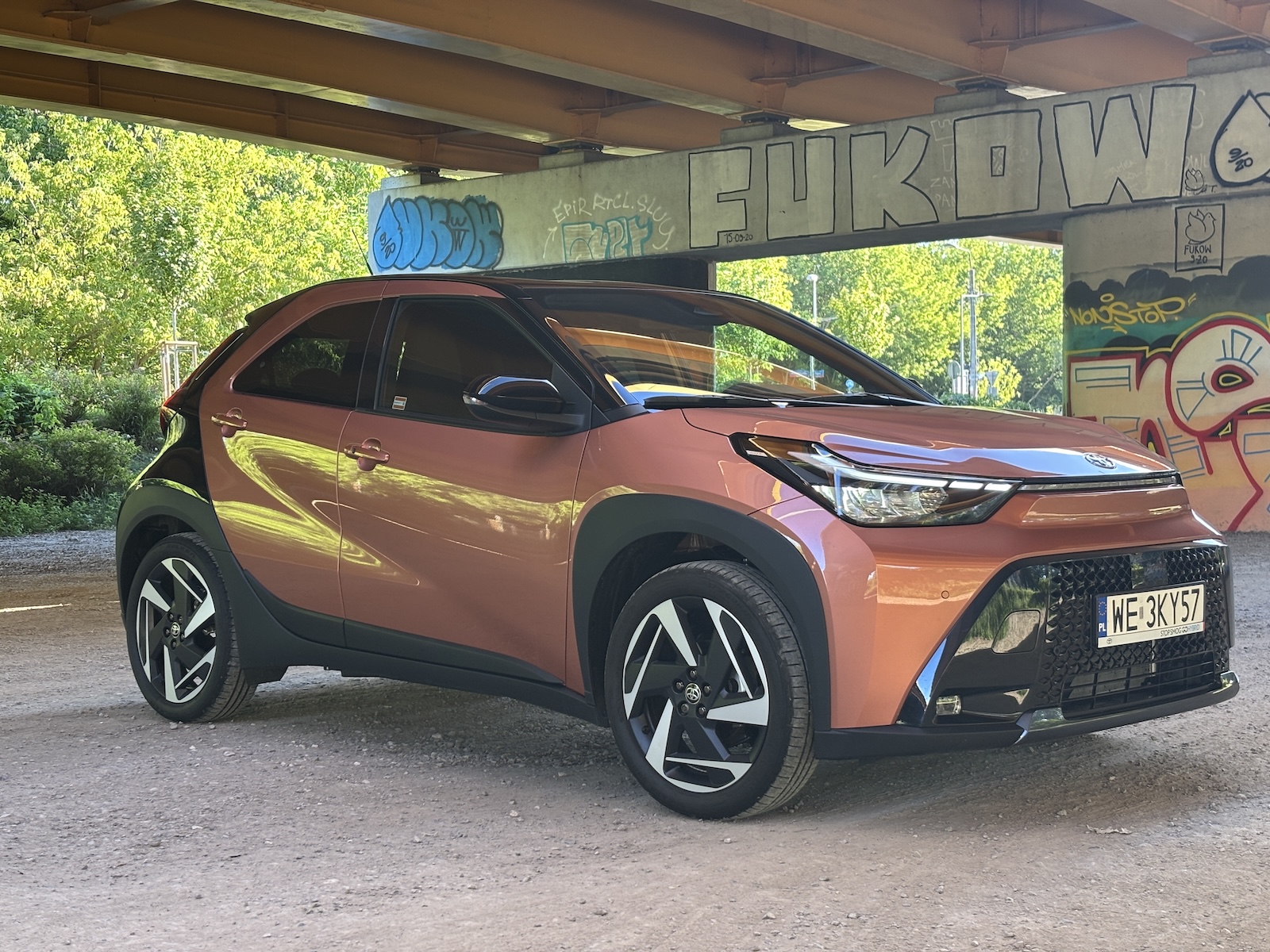 Toyota Aygo X z profilu
