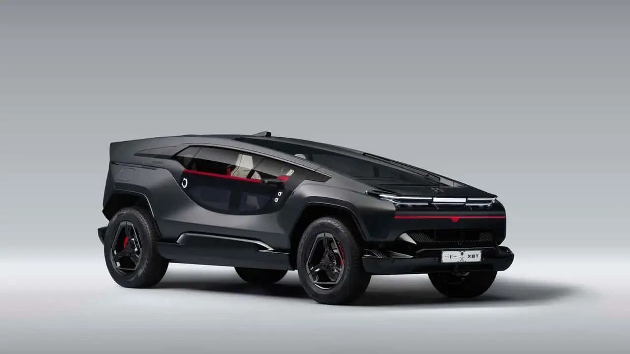 Czarny SUV o futurystycznym wyglądzie i ostrych liniach, z widocznymi kołami na jasnoszarym tle.