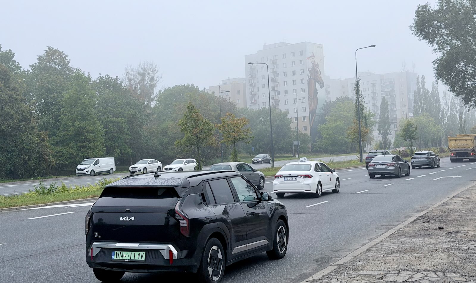 ulica mgła samochody jadące na światłach dziennych bez włączonych świateł pozycyjnych z tyłu