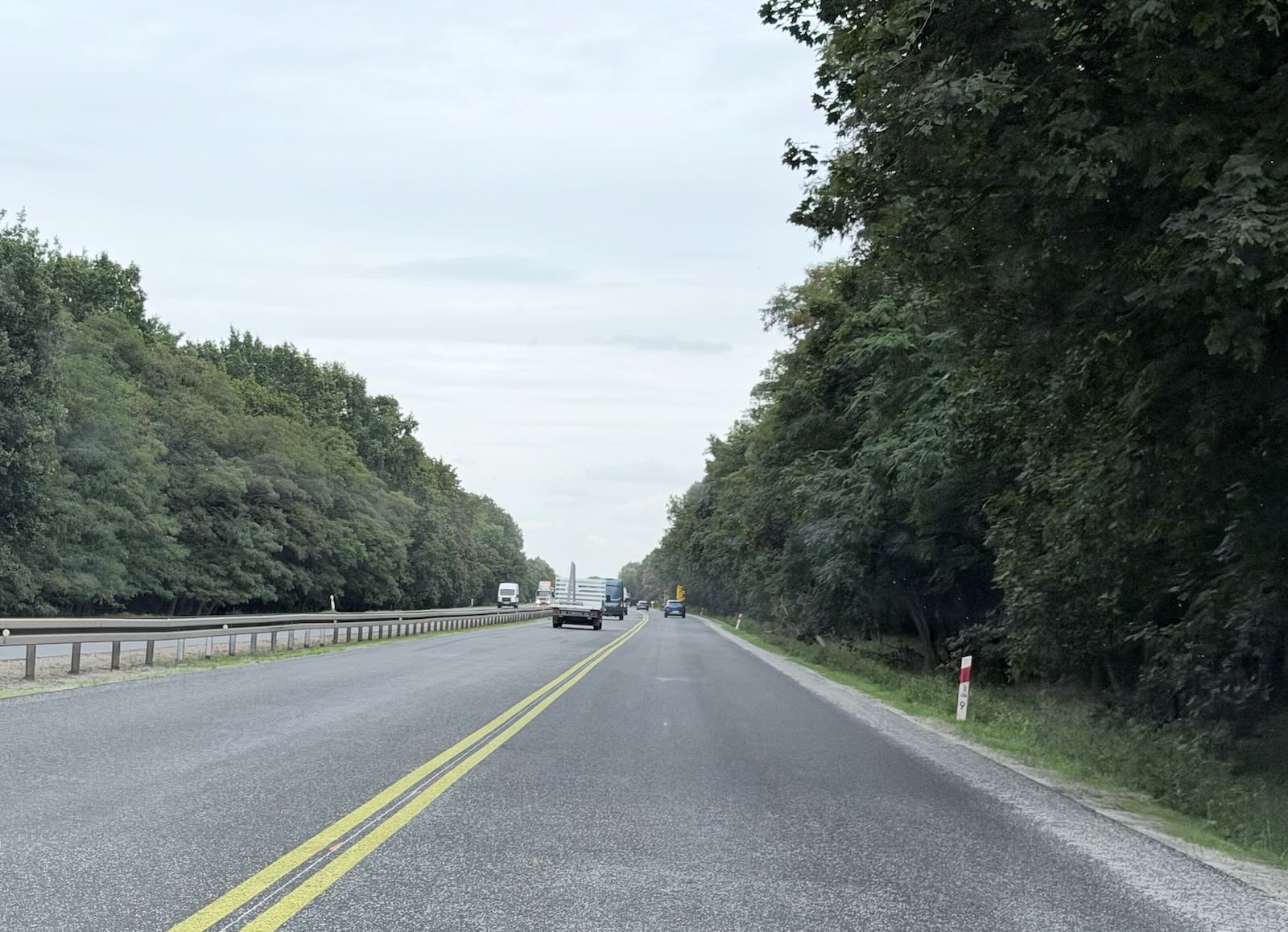Dwupasmowa droga remont żółte tymczasowe linie pasy na drodze