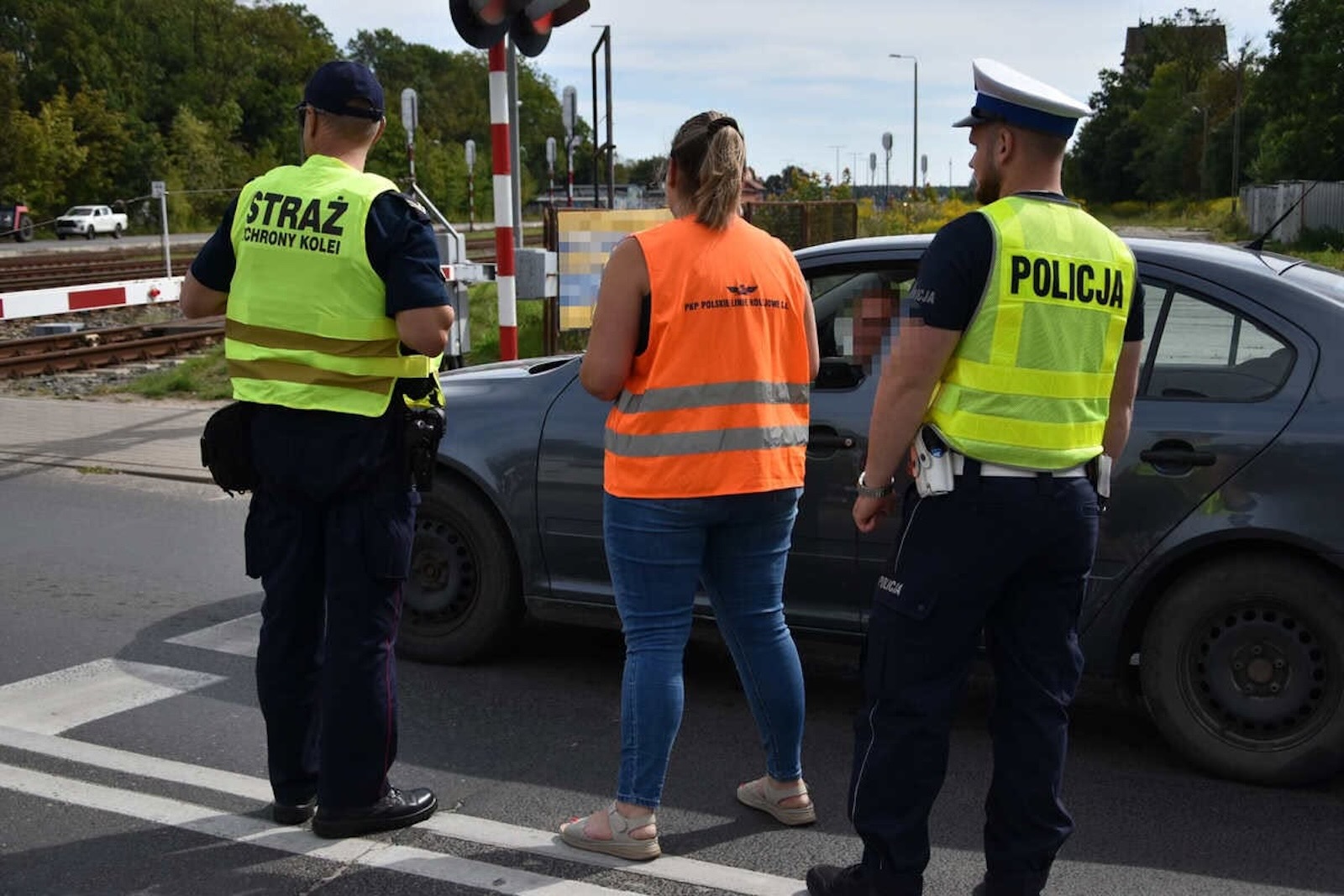 SOK i policja przed przejazdem kolejowym