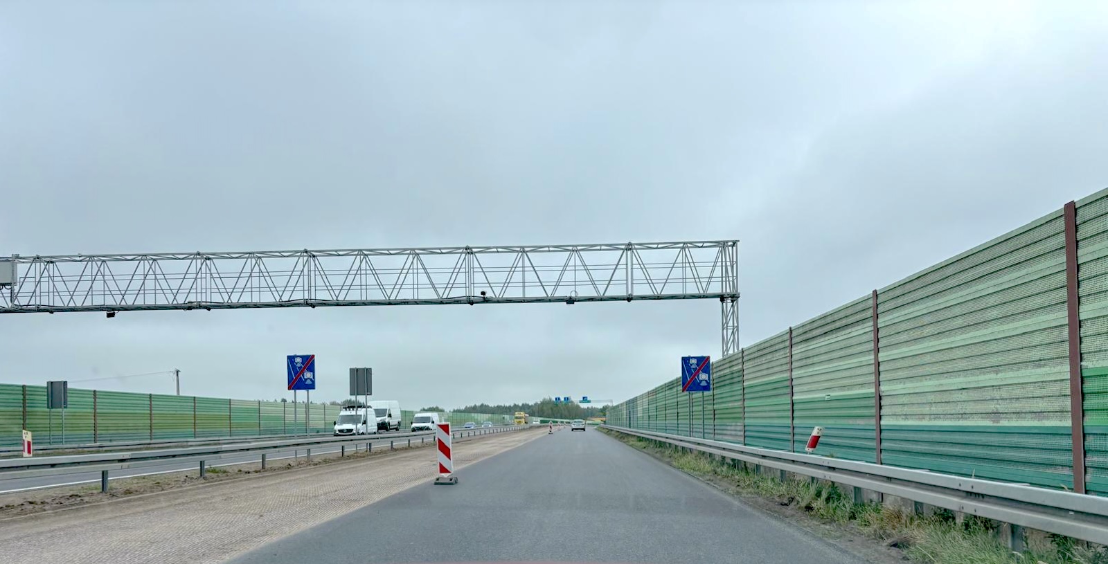 remont drogi szybkiego ruchu i znak koniec odcinkowego pomiaru prędkości