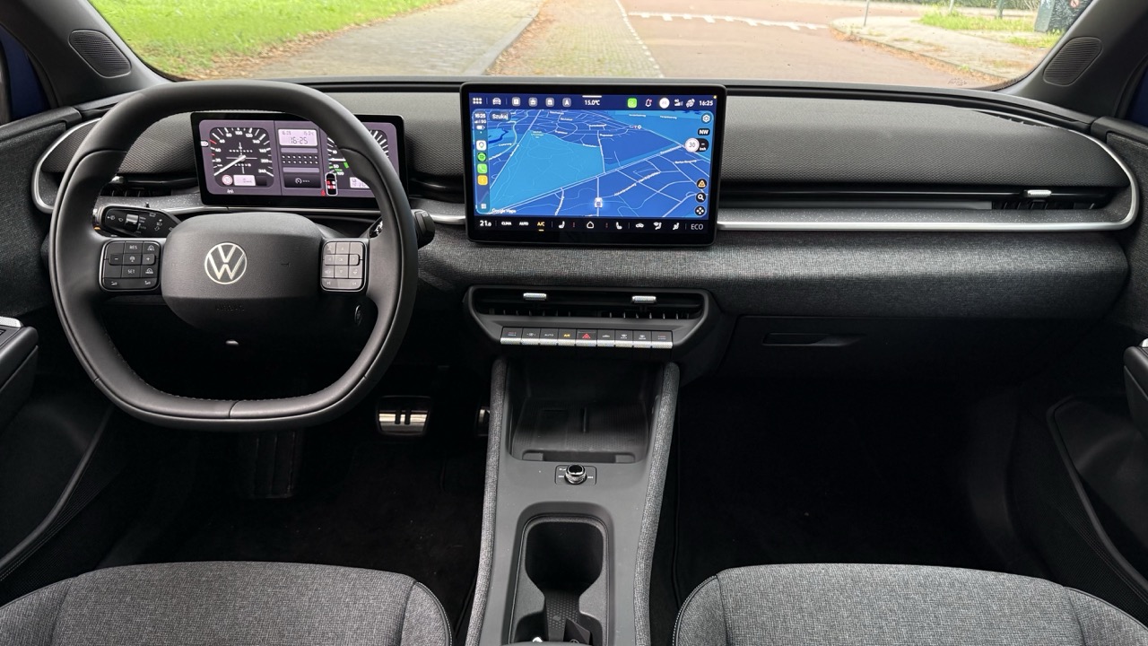 Wnętrze Volkswagena z cyfrowymi zegarami, dużym ekranem nawigacji i minimalistyczną deską rozdzielczą.